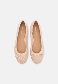 Kant ballerina's in zachtroze met een bloemenpatroon, amandelvormige neus en een strikaccent aan de voorkant. Glad binnenvoering.