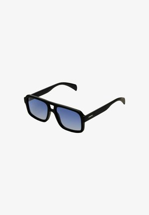 Occhiali da sole neri rettangolari con lenti blu sfumate. Caratterizzati da montature spesse e bracci eleganti, progettati per la protezione dai raggi UV e per lo stile.