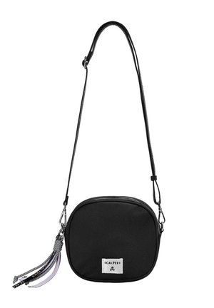 Schwarze Umhängetasche mit runder Form, aus glattem Stoff gefertigt. Verfügt über einen Reißverschluss, einen verstellbaren Tragegurt und einen dekorativen Quasten.