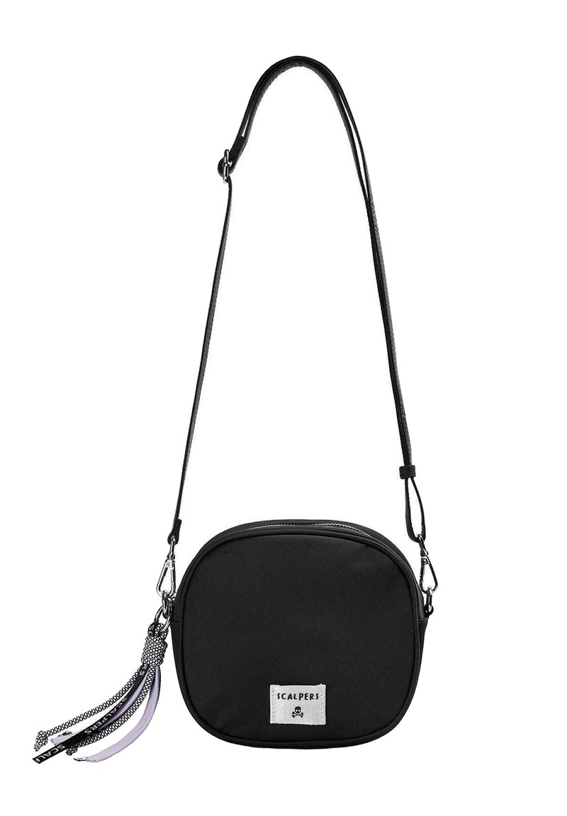 Bolso bandolera negro con forma redondeada, hecho de tela suave. Cuenta con un cierre de cremallera, correa ajustable y un borlas decorativa.