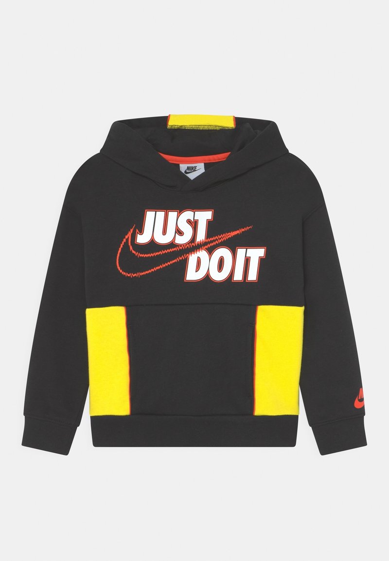 Sweat à capuche Nike avec un corps noir, des accents jaunes et rouges, un graphisme audacieux "JUST DO IT" en blanc et rouge, et une poche kangourou à l'avant.