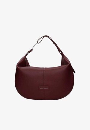 Borsa a tracolla in pelle color mogano con forma curva, tracolla regolabile e etichetta con marchio sul davanti. Texture liscia con accenti minimali.