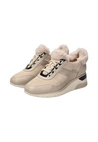 Baskets de sport beiges avec un col en fausse fourrure doux, en suède et en cuir, design à lacets, et un accent noir contrastant au niveau du talon.