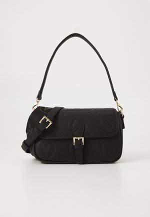 Borsa a spalla in pelle nera con motivi circolari in rilievo, chiusura con fibbia in tono dorato e tracolla regolabile su sfondo bianco.