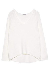 Pull en tricot blanc à manches longues avec décolleté en V et ourlet légèrement arrondi, plus long à l'arrière qu'à l'avant.