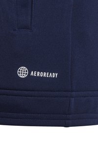 Navy krāsas sporta šorti, kas izgatavoti no mitrumizturīgas auduma, ar gludu tekstūru un balto "AEROREADY" logo.