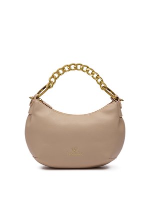 Borsa a mano in pelle beige di forma rotonda, superficie texture e manico a catena dorata. Presenta un logo impresso sul davanti.