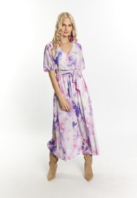 Rochie lungă și vaporoasă în nuanțe pastelate de roz și violet. Prezintă mâneci scurte, un design înfășurat cu o talie legată și o țesătură ușoară.