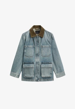 Džínová bunda světle modré barvy s tmavě hnědým semišovým límcem, se čtyřmi předními kapsami a rovný střih. Klasický design s jemnou texturou.