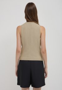 Calliope Smanicato - beige
