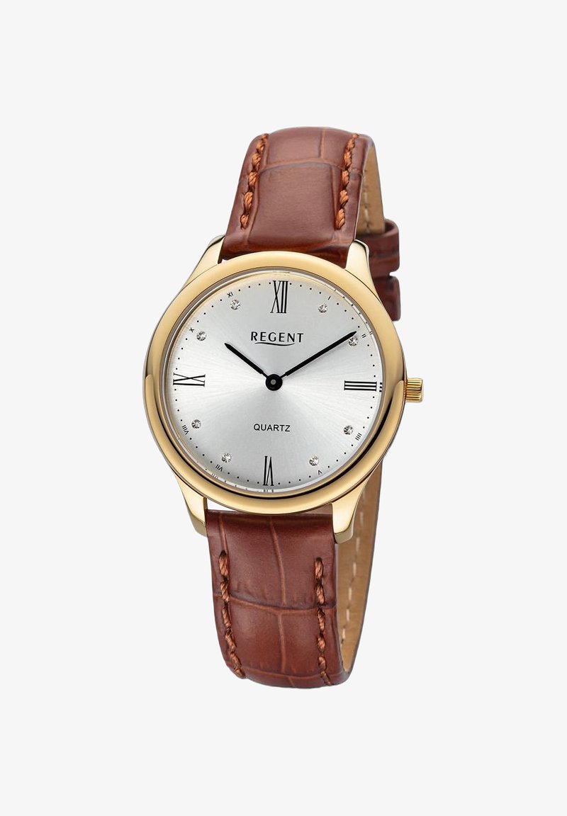 Montre pour homme avec boîtier rond en or, cadran argenté avec chiffres romains et marqueurs en cristal, aiguilles noires et bracelet en cuir marron avec couture.