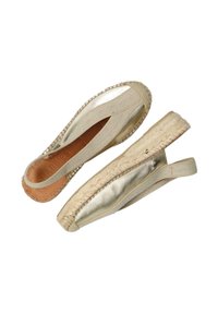 Gouden en beige espadrille flats met een elastische band, jute zool en metallic stof aan de bovenkant, met een gestikte randafwerking.