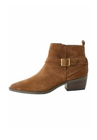 Stivaletto in suede marrone con punta affusolata, pannello laterale elastico e una cinghia decorativa stretta con una fibbia dorata.