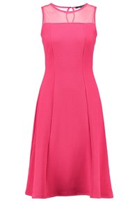 Rosa ärmlös klänning med en texturerad tyg, figursydd bodice och utställd kjol, kompletterad med en genomskinlig mesh-krage.