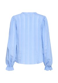 Jasnoniebieska koszula z długim rękawem w pionowe paski, z kołnierzykiem i elastycznymi mankietami. Miękka tekstura z delikatnym połyskiem, casualowy fason.