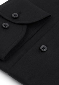 Czarna koszula z tkaniny o gładkiej fakturze, z zagiętymi kołnierzykiem i dwoma czarnymi guzikami z przodu, z widoczną nazwą marki na jednym z guzików.