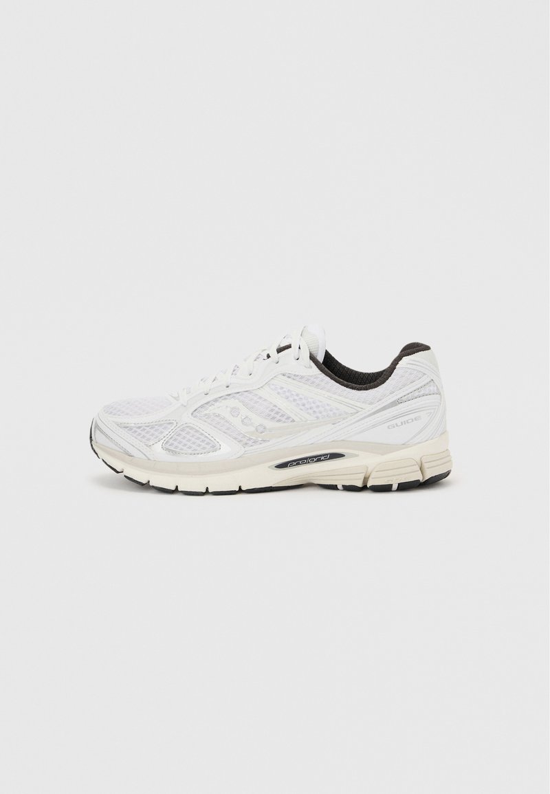 Bijela mrežasta sportska tenisica za trčanje s prednjim vezicama, jastučićem na potplatu i crnim unutarnjim oblogom, prikazana s vanjske strane na svijetloj pozadini.