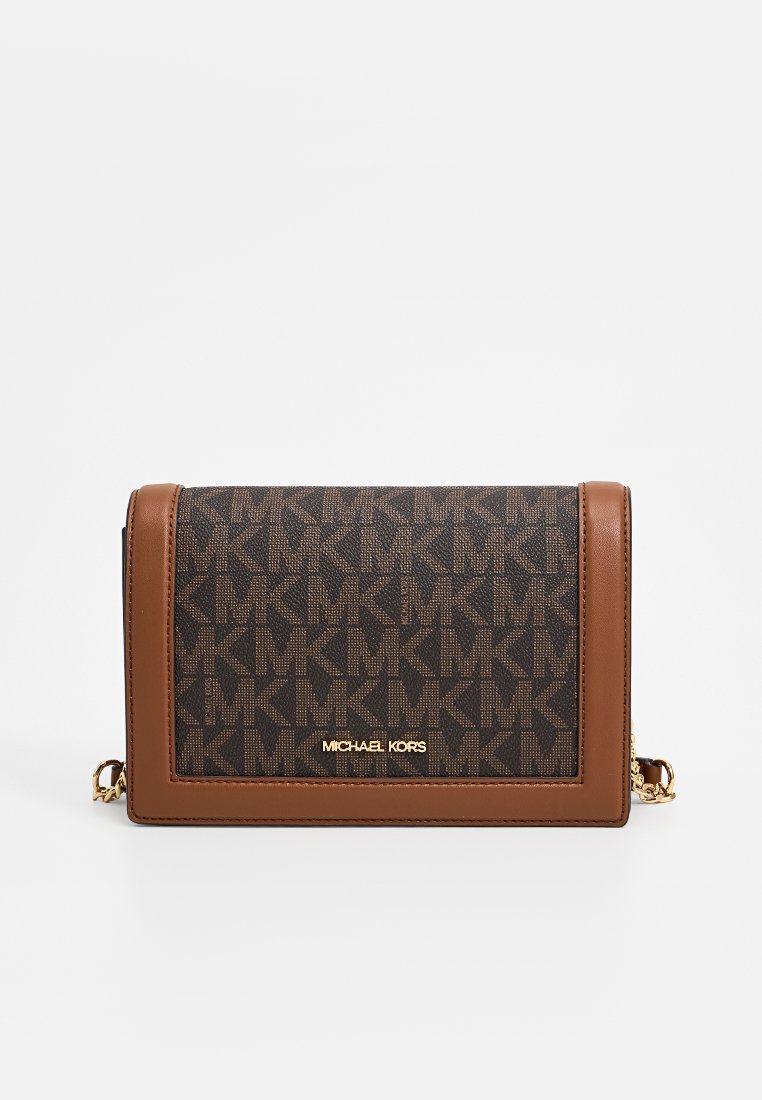 Braune Leder-Umhängetasche mit dunklem Monogramm-Muster, goldener Hardware und Klappen-Design auf der Vorderseite. Mit Logo-Schriftzug am Boden.