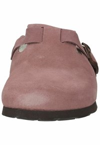 Różowe zamszowe klompy o gładkim wykończeniu, z dwiema ramiączkami, z których jedno ma metalową klamrę, oraz gumową podeszwą dla komfortu i trwałości.