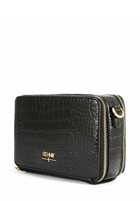 Czarna torba z lakierowanej skóry z teksturą krokodyla, złote okucia, zamek błyskawiczny i detal z logo. Kompaktowy prostokątny kształt.