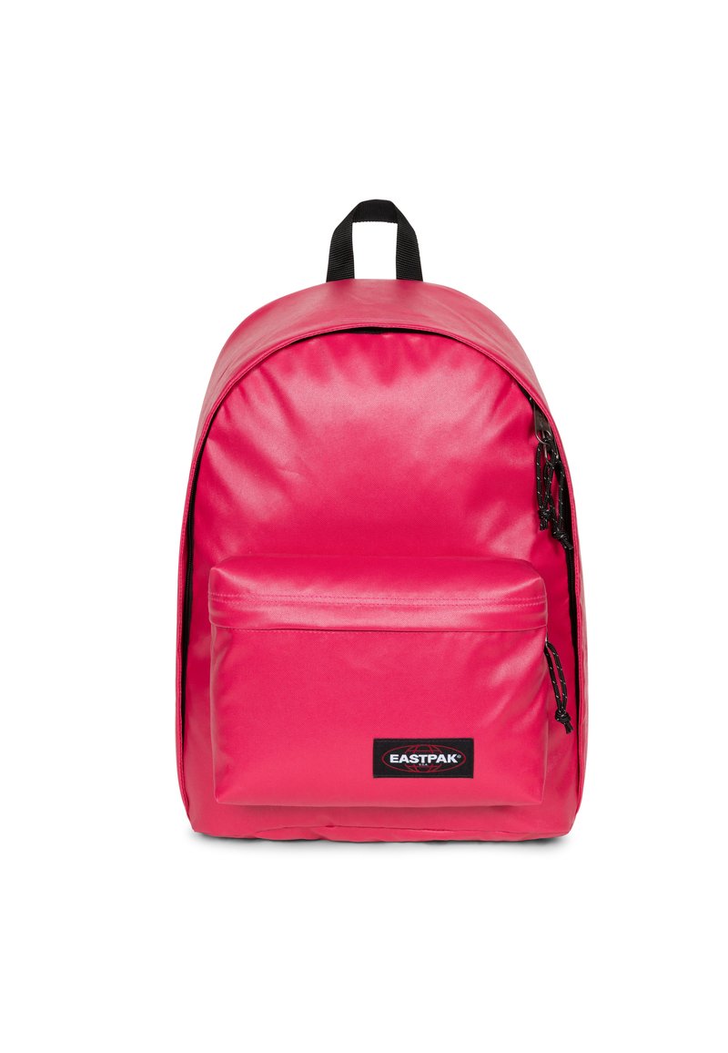 Jasnoróżowy plecak Eastpak wykonany z trwałego materiału, z gładką teksturą, zaokrąglonym kształtem, przednią kieszenią i czarną metką z logo.