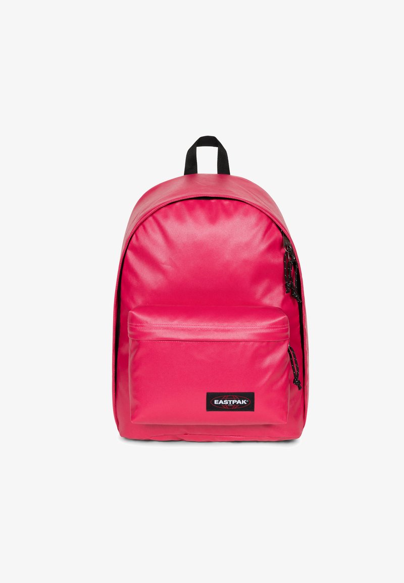 Jasnoróżowy plecak Eastpak wykonany z trwałego materiału, z gładką teksturą, zaokrąglonym kształtem, przednią kieszenią i czarną metką z logo.