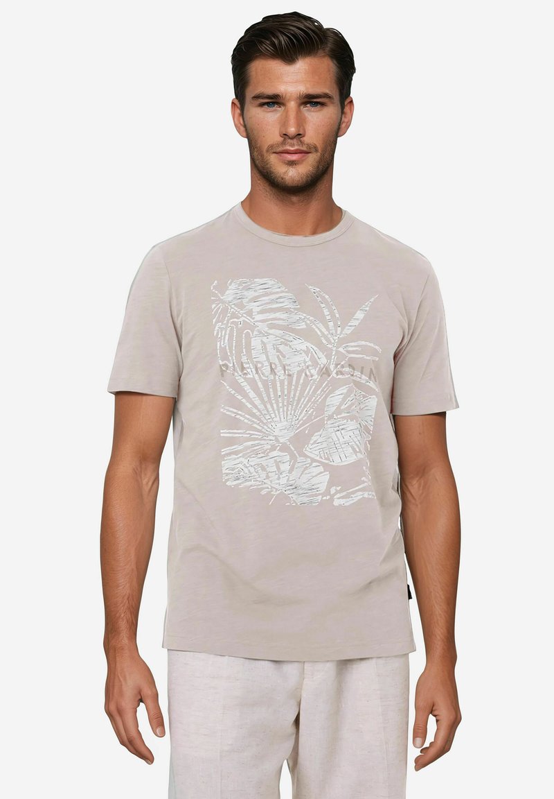 Beige katoen t-shirt met een zachte textuur, voorzien van een witte tropische bladerenprint op de voorkant en een klassieke ronde hals.