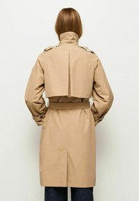 Pepe Jeans Gabardina - camel