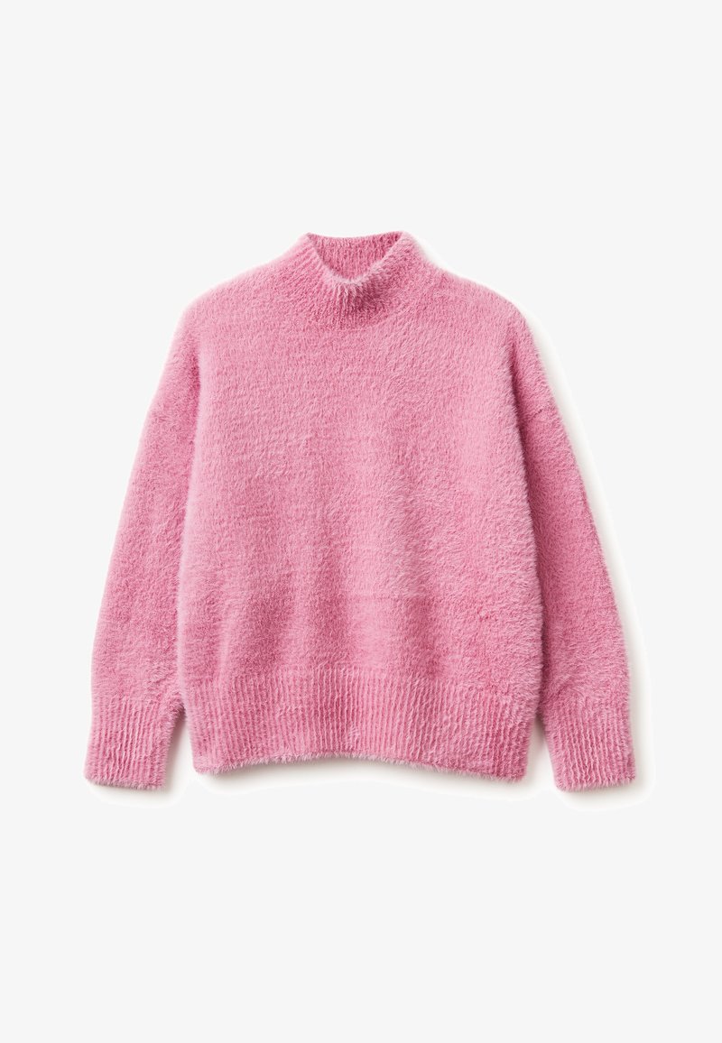 Różowy, puszysty sweter z długim rękawem, z wysokim kołnierzem oraz ściągaczami przy mankietach i u dołu, eksponowany na białym tle.