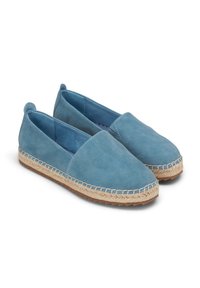 Un paio di espadrillas blu slip-on con suole in juta intrecciata e fondi in gomma, progettate per un uso casual.