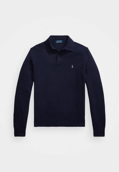 Sweater de malha azul-marinho com gola polo e mangas longas, punhos e cintura canelados. Apresenta um pequeno logotipo bordado no lado esquerdo do peito.