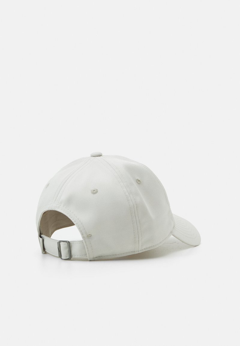 Gorra de béisbol de tela gris claro, con pico bordado, correa ajustable en la parte trasera y agujeros de ventilación en los lados.