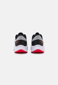Nike Performance QUEST 4 - Väglöparskor - light smoke grey/black/siren red/white