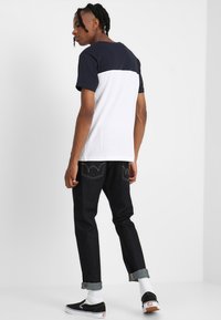 Urban Classics 3-TONE POCKET TEE - T-shirts med print - white /navy/ firered