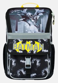 Zaino nero con grafiche di Batman, testo giallo "BATMAN", dettagli grigi e chiusura a fibbia in plastica. Materiale resistente con compartimenti multipli.