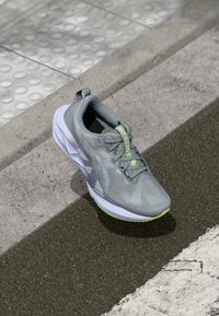 ASICS - NOVABLAST 5 - Zapatillas running asfalto - gravel/blue fade Imagen en miniatura 1