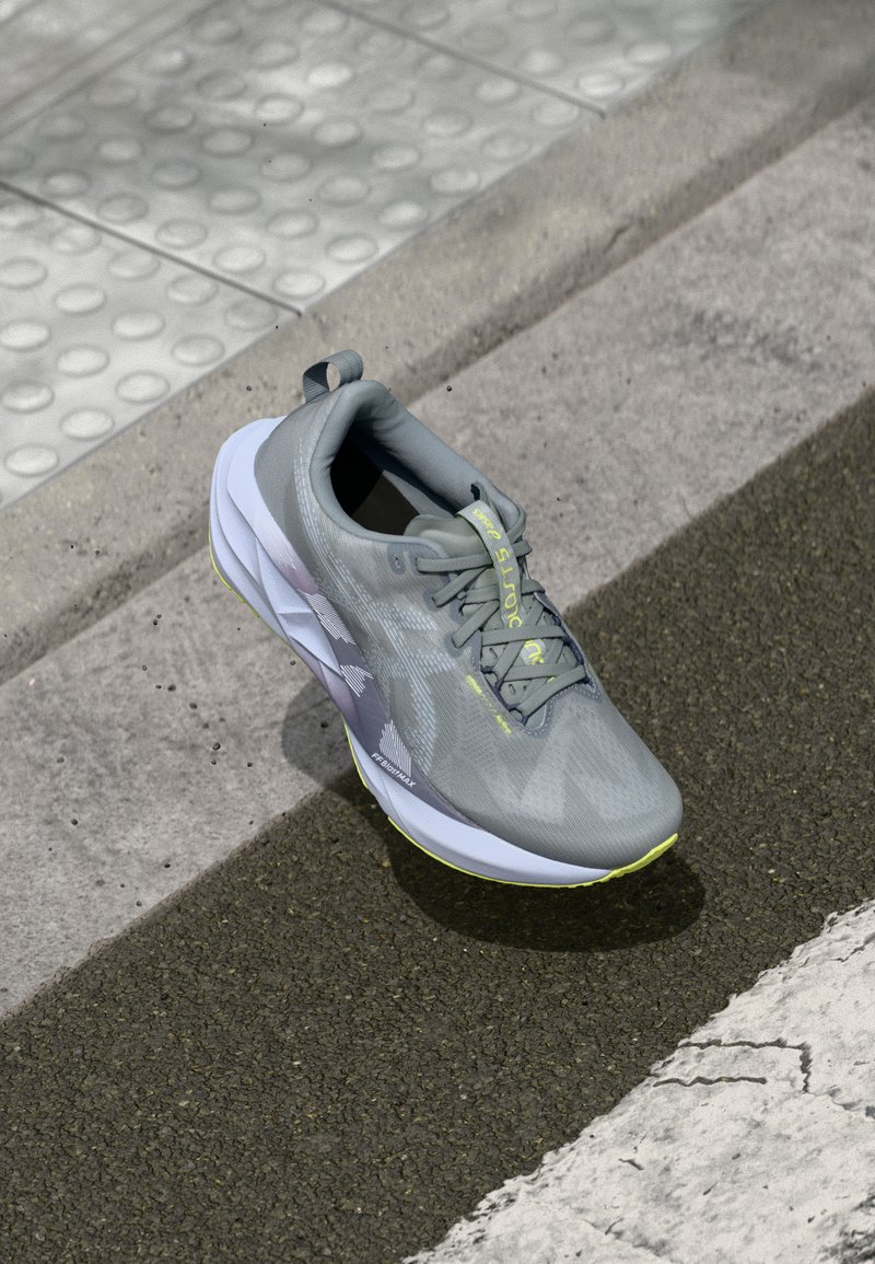 ASICS - NOVABLAST 5 - Zapatillas running asfalto - gravel/blue fade, Ampliar