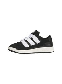 Zapatillas deportivas negras con paneles de malla blanca y tres rayas características. Presentan una suela de goma texturizada y un collar acolchado.