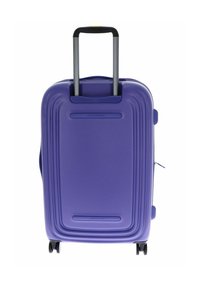 Valise rigide violette avec une finition texturée, poignée rétractable et quatre roues. Comprend une fermeture éclair et un logo de marque moulé à l'avant.