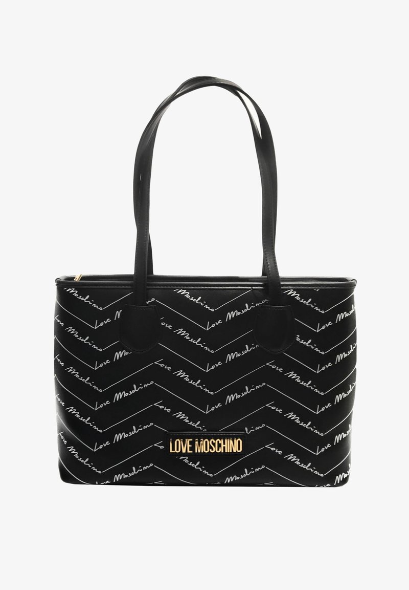 Černá taška na rameno s bílým nápisem "Love Moschino" v chevronovém vzoru. Obsahuje dvě uchopovací rukojeti, zlatý akcent s logem a zipové uzavírání nahoře.