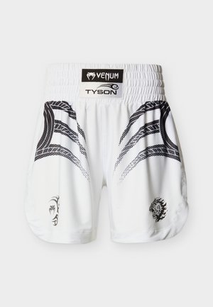 Hvide atletikshorts med sorte stammemønstre og løvegrafik. Elastisk taljebånd med "VENUM" og "TYSON" mærkater. Letvægtsmateriale.
