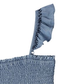 Světle modrá denimová blůza se smockovanou texturou, volánkovým ramínkem a kontrastní černou výšivkou podél okraje.