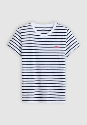 Kortermet hvit t-skjorte med marineblå horisontale striper, rund hals og en liten rød Levi's-logo på venstre bryst. Mykt bomullsmateriale.