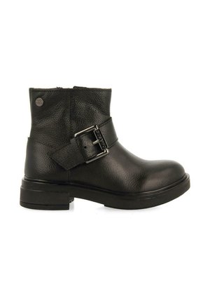 Stivaletto nero in pelle con finitura lucida, forma arcuata, dettaglio con fibbia laterale e suola bassa in gomma nera.