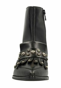 Zwarte leren enkellaars met een spitse neus, decoratieve metalen studs en franjes, uitgerust met een rits aan de zijkant voor het sluiten.