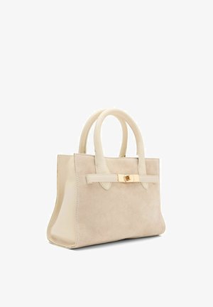 Beige suède handtas met twee afgeronde handvatten, een smalle horizontale band en een gouden sluiting aan de voorkant.