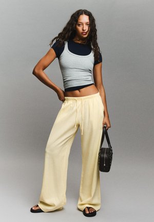 Bershka Broek - yellow