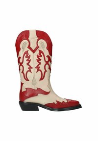 Rode en crèmekleurige cowboylaars van leer, met een puntige neus, decoratieve vlammotieven en een lage zwarte hak.