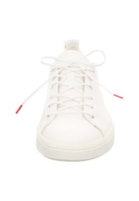 Witte leren sneaker met platte witte veters, gestructureerde rubberen zool, rode accenten op de veterpunten en een minimalistisch design.