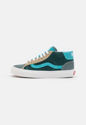 Hoog-top sneakers in teal en beige corduroy, met een witte rubberen zool, blauwe accenten en het klassieke Vans-zijstrippatroon.